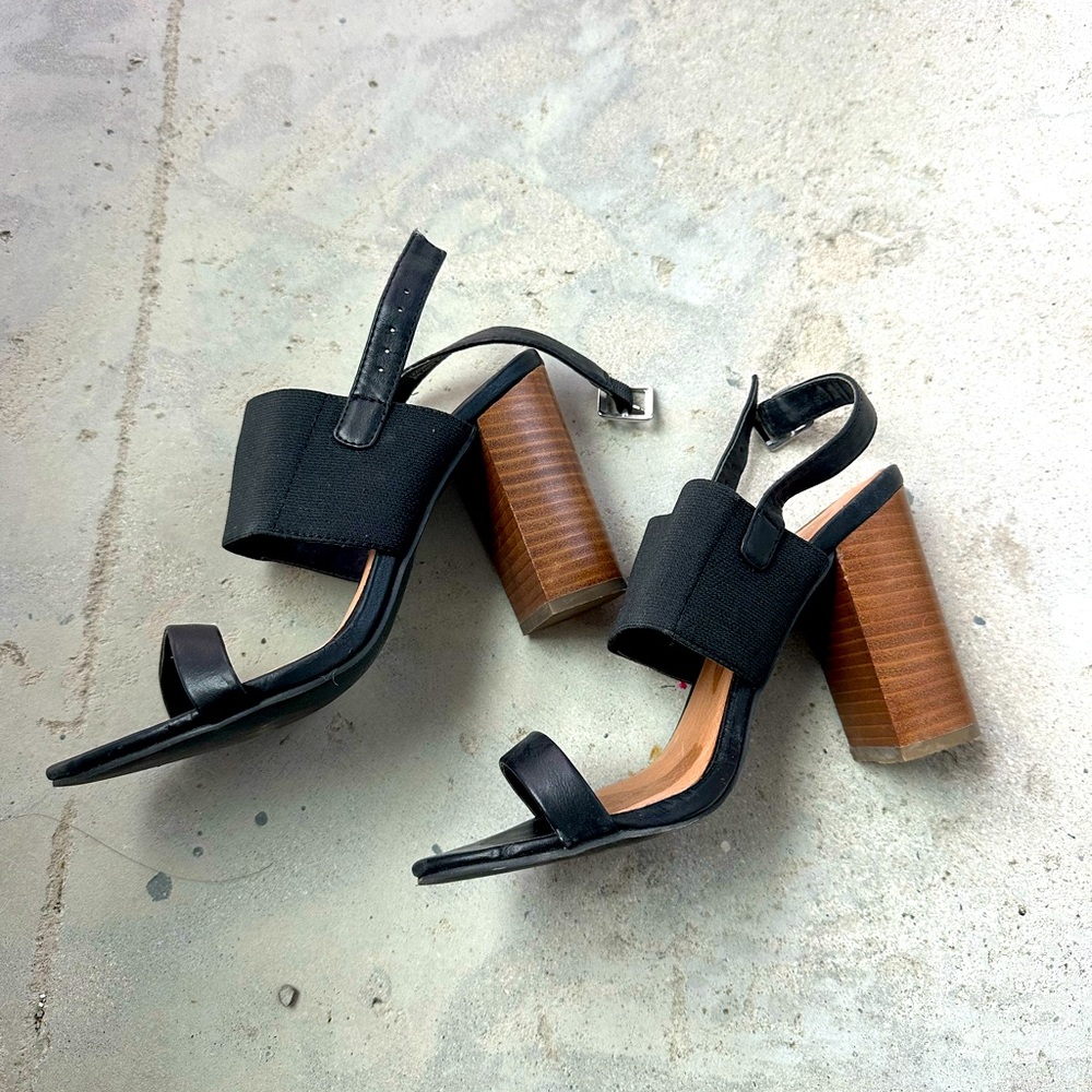 Le Chateau Block Heel Sandals - size 7